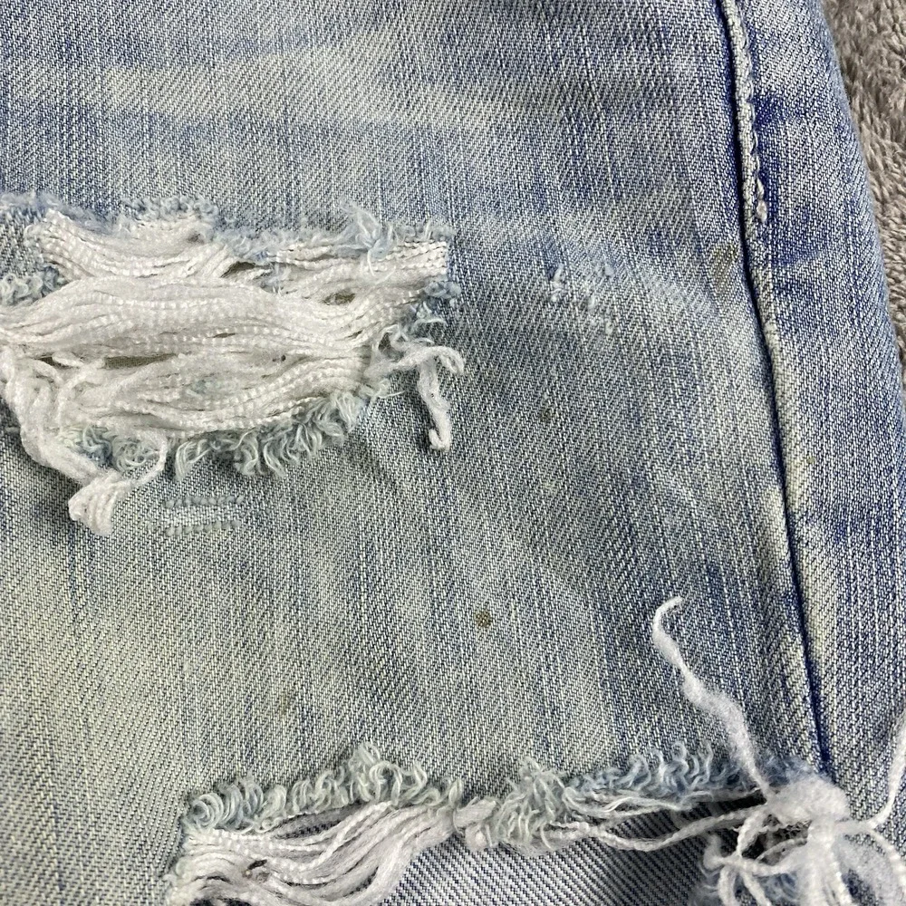 Levis excellent has